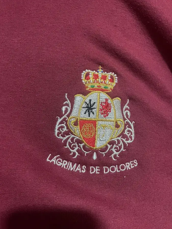 Escudo de hermandad bordado en sudadera burdeos