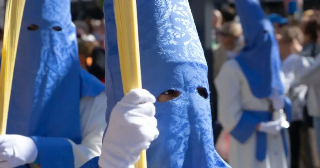Nazarenos con capirote en procesión de Semana Santa española