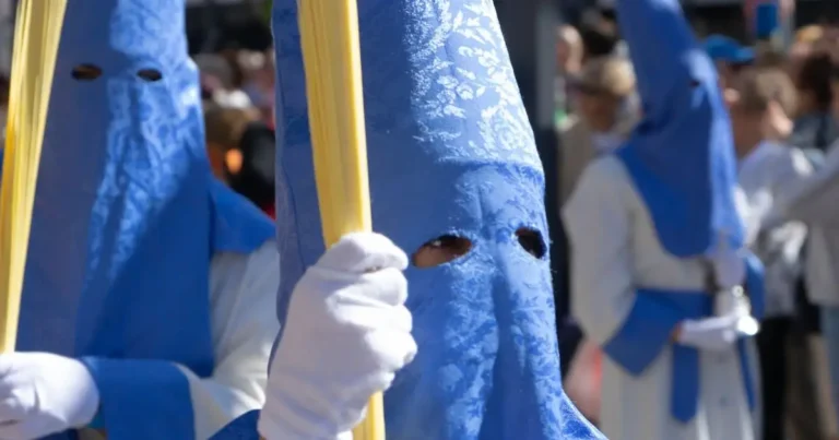 Nazarenos con capirote en procesión de Semana Santa española