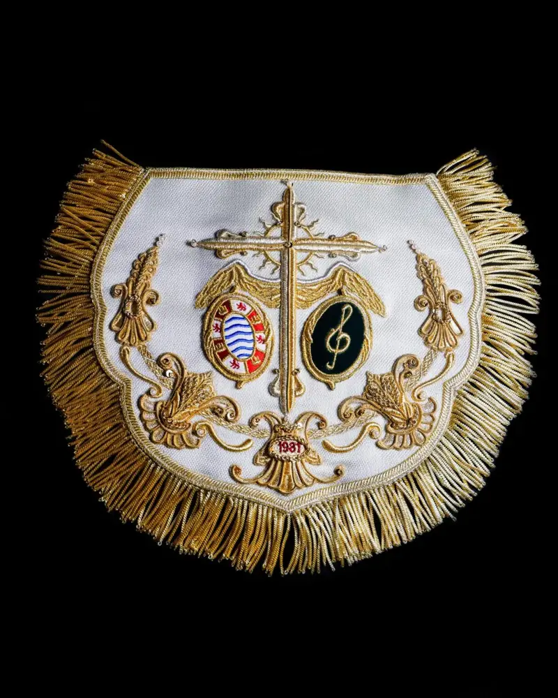Mantolín de corneta blanco bordado en oro con cruz, escudo, clave de sol y flecos dorados para La Sentencia de Jerez