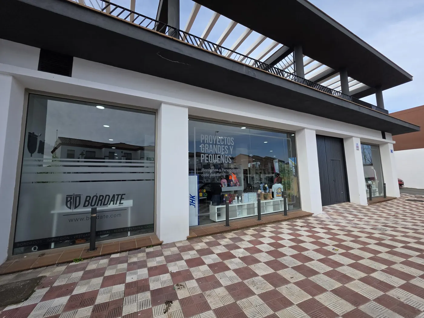 Fachada de la tienda y taller Bórdate en la Av. de la Marina de Sanlúcar de Barrameda