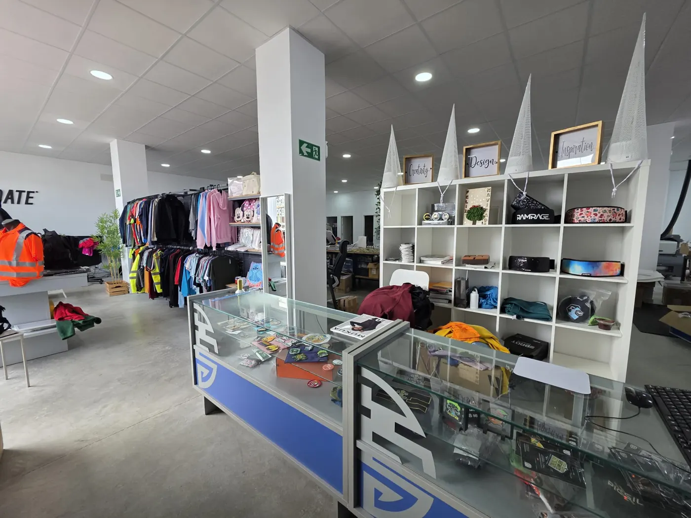 Interior de la tienda Bórdate en Sanlúcar con capirotes y prendas personalizadas